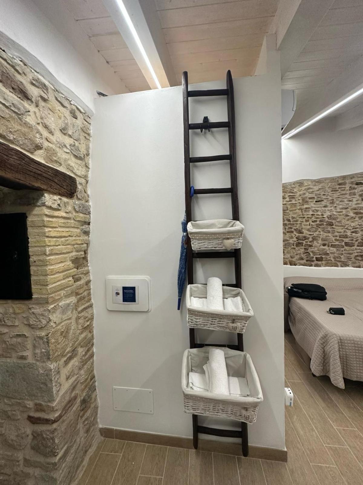 B&B Sotto Le Mura Pietra Montecorvino Екстер'єр фото